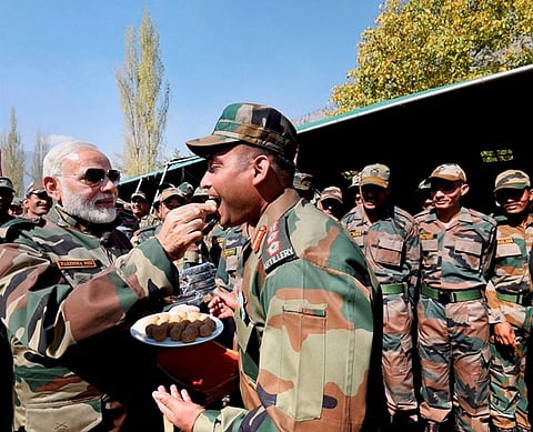 ಪ್ರಧಾನಿ ನರೇಂದ್ರ ಮೋದಿ ಅವರು ಗುರುವಾರ ಜಮ್ಮು ಮತು ಕಾಶ್ಮೀರದ ಗುರೇಜ್ ಸೆಕ್ಟರ್ ಗೆ ಭೇಟಿ ನೀಡಿ, ಗಡಿ ನಿಯಂತ್ರಣ ರೇಖೆ(ಎಲ್ ಒಸಿ)ಯಲ್ಲಿರುವ ಸೇನಾ ಕ್ಯಾಂಪ್ ನಲ್ಲಿ ಯೋಧರಿಗೆ ಸಿಹಿ ವಿತರಿಸುವ ಮೂಲಕ ಬೆಳಗಿನ ಹಬ್ಬ ದೀಪಾವಳಿಯನ್ನು ಆಚರಿಸಿದರು. ಹೆಚ್ಚಿನ ಚಿತ್ರಗಳು ಮುಂದಿವೆ...