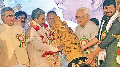 ಮುಖ್ಯಮಂತ್ರಿ ಸಿದ್ದರಾಮಯ್ಯ ಅವರಿಗೆ ಗೌರವ ಸಲ್ಲಿಸುತ್ತಿರುವ ಸಚಿವ ದೇಶಪಾಂಡೆ ಹಾಗೂ ವಿನಯ್ ಕುಲಕರ್ಣಿ