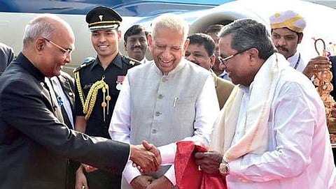 ಹೆಚ್ಎಎಲ್ ವಿಮಾನ ನಿಲ್ದಾಣಕ್ಕೆ ಆಗಮಿಸಿದ ರಾಷ್ಟ್ರಪತಿ ಕೋವಿಂದ್ ಅವರನ್ನು ಸ್ವಾಗತಿಸುತ್ತಿರುವ ಮುಖ್ಯಮಂತ್ರಿ ಸಿದ್ದರಾಮಯ್ಯ ಹಾಗೂ ರಾಜ್ಯಪಾಲ ವಜುಭಾಯ್ ವಾಲಾ