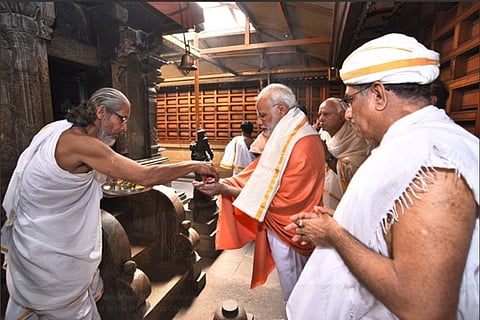 ಶ್ರೀಕ್ಷೇತ್ರ ಧರ್ಮಸ್ಥಳಕ್ಕೆ ಭೇಟಿ ನೀಡಿದ ಪ್ರಧಾನಿ ನರೇಂದ್ರ ಮೋದಿ, ಮಂಜುನಾಥ ಸ್ವಾಮಿ ಸನ್ನಿಧಿಯಲ್ಲಿ ರುದ್ರಾಭಿಷೇಕ ಸಲ್ಲಿಸಿದರು. ಧರ್ಮಸ್ಥಳದ ಧರ್ಮಾಧಿಕಾರಿ ಡಾ.ವಿರೇಂದ್ರ ಹೆಗ್ಗಡೆ, ಕೇಂದ್ರ ಸಚಿವ ಅನಂತ್ ಕುಮಾರ್, ಬಿಜೆಪಿ ರಾಜ್ಯಾಧ್ಯಕ್ಷ ಯಡಿಯೂರಪ್ಪ, ಕೇಂದ್ರ ಸಚಿವ ಸದಾನಂದ ಗೌಡ ಉಪಸ್ಥಿತರಿದ್ದರು.