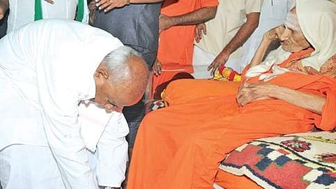ಸ್ವಾಮೀಜಿಗಳ ಆಶೀರ್ವಾದ  ಪಡೆಯುತ್ತಿರುವ ದೇವೇಗೌಡ
