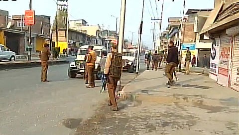 ಸಿಆರ್ ಪಿಎಫ್ ಯೋಧರ ವಾಹನದ ಮೇಲೆ ಉಗ್ರರ ದಾಳಿ