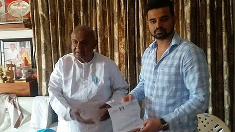 ಪ್ರಜ್ವಲ್ ರೇವಣ್ಣ ಮತ್ತು ದೇವೇಗೌಡ (ಫೇಸ್ ಬುಕ್ ಚಿತ್ರ)