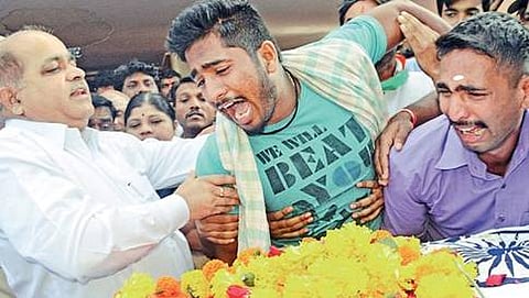 ಅಂತಿಮ ಸಂಸ್ಕಾರದ ವೇಳೆ ರೋಧಿಸುತ್ತಿರುವ ಕುಟುಂಬಸ್ಥರು