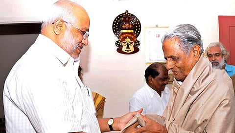 ಇ ಚಂದ್ರಶೇಖರನ್ ನಾಯರ್ (ಬಲಗಡೆ)