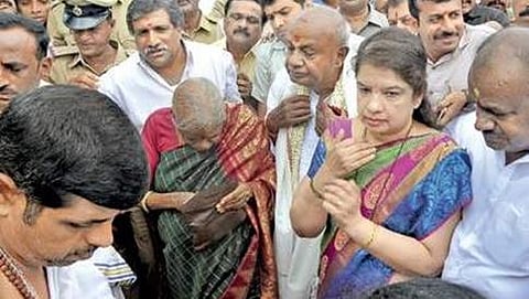 ಮೈಸೂರಿನಲ್ಲಿ ಕುಟುಂಬಸ್ಥರೊಂದಿಗೆ ಪೂಜೆ ಸಲ್ಲಿಸಿದ ಮಾಜಿ ಸಿಎಂ ಕುಮಾರ ಸ್ನಾಮಿ