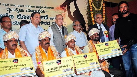ಬೆಂಗಳೂರಿನಲ್ಲಿ ನಿನ್ನೆ ಟ್ರಸ್ಟ್ ನ ಚಿಹ್ನೆ ಬಿಡುಗಡೆ ನಂತರ ರೈತರನ್ನು ಸನ್ಮಾನಿಸಿದ ನಟ ಕಿಚ್ಚ ಸುದೀಪ್
