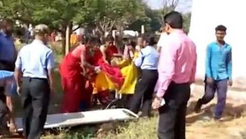ಮಹಿಳೆಯನ್ನು ಆಸ್ಪತ್ರೆಗೆ ದಾಖಲಿಸುತ್ತಿರುವುದು