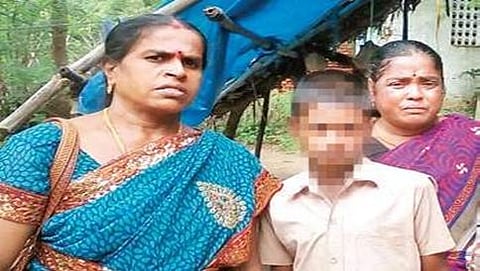 ಮಕ್ಕಳ ಸಹಾಯವಾಣಿ ಅಧಿಕಾರಿ ಜೊತೆ ಶಿವನೇಶ್ ಕುಮಾರ್ ಮತ್ತು ಆತನ ತಾಯಿ ಶಾಲೆಗೆ ಹೋಗುತ್ತಿರುವುದು