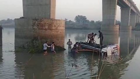 ನದಿಗೆ ಉರುಳಿಬಿದ್ದ ಬಸ್