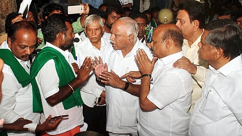 ರೈತರೊಂದಿಗೆ ಸಂಧಾನ ನಡೆಸುತ್ತಿರುವ ಬಿಎಸ್ ಯಡಿಯೂರಪ್ಪ