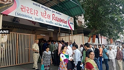 ಮತಗಟ್ಟೆ ಬಳಿ ಮತದಾರರು