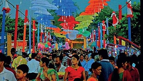 ಮಯೂರ ವರ್ಮ ವೇದಿಕೆಯಲ್ಲಿ ಜಮಾಯಿಸಿದ ಜನರು