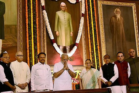 ಮೊರಾರ್ಜಿಗೆ ಮೋದಿ ನಮನ... ಮಾಜಿ ಪ್ರಧಾನಿ ಮೊರಾರ್ಜಿ ದೇಸಾಯಿ ಅವರ ಜನ್ಮ ದಿನದ ಅಂಗವಾಗಿ ಸಂಸತ್ ಭವನದಲ್ಲಿ ಅವರ ಭಾವಚಿತ್ರಕ್ಕೆ ಪ್ರಧಾನಿ ನರೇಂದ್ರ ಮೋದಿ ಹಾಗೂ ಇತರರು ಗೌರವ ನಮನ ಸಲ್ಲಿಸಿದರು.