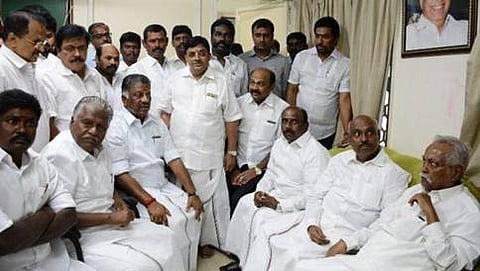 ಪನ್ನೀರ್ ಸೆಲ್ವಂ ಹಾಗೂ ಬೆಂಬಲಿಗರು