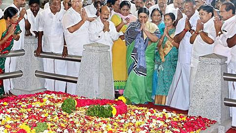 ಮರೀನಾ ಬೀಚ್ ನಲ್ಲಿರುವ ಜಯಲಲಿತಾ ಅವರ ಸಮಾಧಿಗೆ ಶ್ರದ್ಧಾಂಜಲಿ ಸಲ್ಲಿಸಿದ ದೀಪಾ ಜಯಕುಮಾರ್