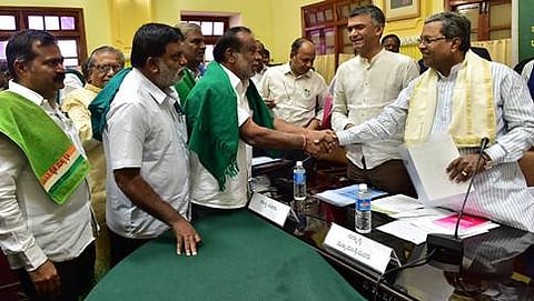 ರೈತ ಮುಖಂಡರ ಮನವಿ ಸ್ವೀಕರಿಸುತ್ತಿರುವ ಸಿಎಂ