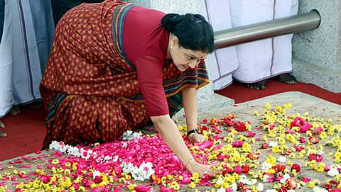 ಶಶಿಕಲಾ ಶಪಥ ಮಾಡುತ್ತಿರುವುದು