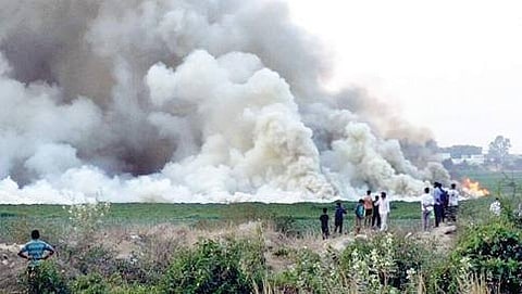 ಕಳೆದ ವಾರ ಬೆಳ್ಳಂದೂರು ಕೆರೆಯಲ್ಲಿ ಕಾಣಿಸಿಕೊಂಡ ಬೆಂಕಿಯಿಂದ ಹೊಗೆಯುಗುಳುತ್ತಿರುವುದು.