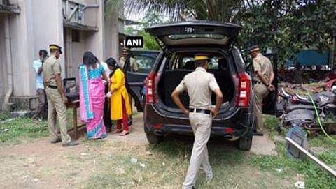 ನಟಿಯ ಕಾರನ್ನು ಪರಿಶೀಲಿಸುತ್ತಿರುವ ಪೊಲೀಸರು
