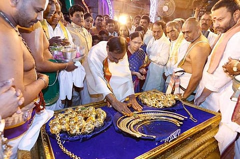 ತೆಲಂಗಾಣ ಮುಖ್ಯಮಂತ್ರಿ ಕೆಸಿ ಚಂದ್ರಶೇಖರ್ ರಾವ್ ಅವರು ತಿರುಪತಿ ತಿಮ್ಮಪ್ಪನಿಗೆ 5.6 ಕೋಟಿ ಮೌಲ್ಯದ ಚಿನ್ನಾಭರಣಗಳನ್ನು ಕಾಣಿಕೆಯಾಗಿ ನೀಡಿದ್ದಾರೆ. 