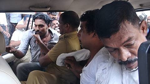 ಅಳುವಾದಲ್ಲಿ ಪೊಲೀಸರು ಪಲ್ಸರ್ ಸುನಿಯನ್ನು ಪೊಲೀಸ್ ಠಾಣೆಗೆ ಕರೆದೊಯ್ಯುತ್ತಿರುವುದು.