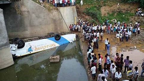ಅಂಧ್ರಪ್ರದೇಶದಲ್ಲಿ ಭೀಕರ ಅಪಘಾತ: ಕಾಲುವೆಗೆ ಉರುಳಿ ಬಿದ್ದ ಬಸ್, 11 ಸಾವು, 30 ಜನರಿಗೆ ಗಾಯ