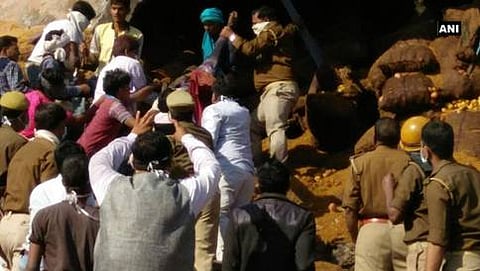 ರೈತರನ್ನು ರಕ್ಷಿಸುತ್ತಿರುವ ಪೊಲೀಸರು