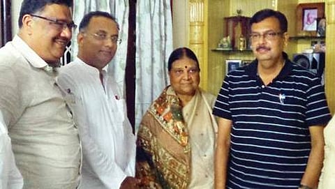 ಬೆಂಕಿ  ಮಹದೇವ್ ಅವರ ಕುಟುಂಬಸ್ಥರನ್ನು ಭೇಟಿ ಮಾಡಿದ ದಿನೇಶ್ ಗುಂಡೂರಾವ್