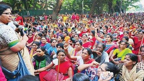 ಪ್ರತಿಭಟನಾನಿರತ ಅಂಗನವಾಡಿ ಕಾರ್ಯಕರ್ತೆಯರು