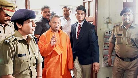 ಪೊಲೀಸ್ ಠಾಣೆಗೆ ಭೇಟಿ ನೀಡಿದ್ದ ಸಿಎಂ ಯೋಗಿ ಆದಿತ್ಯಾನಾಥ್