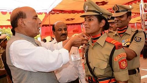 ಇಂದು ಗ್ಲಾಲಿಯರ್ ನಲ್ಲಿ ನಡೆದ ಸಮಾರಂಭದಲ್ಲಿ ತನುಶ್ರೀ ಪರೀಕ್  ಅವರಿಗೆ ರ್ಯಾಂಕ್ ಸ್ಟಾರ್ ಬ್ಯಾಡ್ಜ್ ನೀಡಿದ ಗೃಹ ಸಚಿವ ರಾಜನಾಥ್ ಸಿಂಗ್