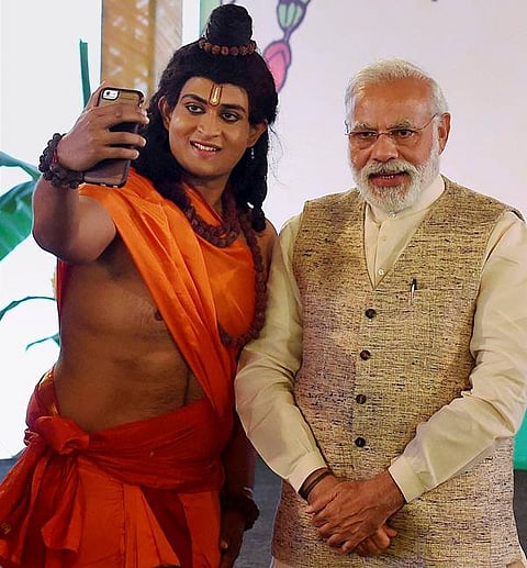ದೆಹಲಿಯಲ್ಲಿ ಭಾನುವಾರ ಕೇಂದ್ರ ಮಾಹಿತಿ ಮತ್ತು ಪ್ರಸಾರ ಖಾತೆ ಸಚಿವ ಎಂ.ವೆಂಕಯ್ಯ ನಾಯ್ಡು ಅವರ ನಿವಾಸದಲ್ಲಿ ಆಯೋಜಿಸಿದ್ದ ಹೊಸ ವರ್ಷ ಯುಗಾದಿ ಕಾರ್ಯಕ್ರಮದಲ್ಲಿ ಕಲಾವಿದರೊಬ್ಬರು ಪ್ರಧಾನಿ ನರೇಂದ್ರ ಮೋದಿ ಅವರೊಂದಿಗೆ ಸೆಲ್ಫಿ ತೆಗೆದುಕೊಂಡಿದ್ದು ಹೀಗೆ. ಹೆಚ್ಚಿನ ಚಿತ್ರಗಳು ಮುಂದಿವೆ....