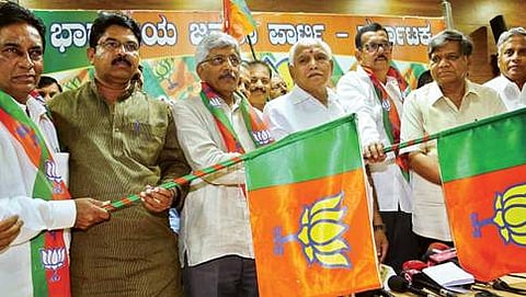 ಜಯಪ್ರಕಾಶ್ ಹೆಗಡೆ ಅವರನ್ನು ಪಕ್ಷಕ್ಕೆ ಸ್ವಾಗತಿಸಿದ ಬಿಜೆಪಿ ಮುಖಂಡರು