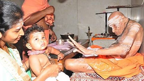 ಭಕ್ತರೊಬ್ಬರನ್ನು ಹರಸುತ್ತಿರುವ ಶಿವಕುಮಾರ ಸ್ವಾಮೀಜಿ