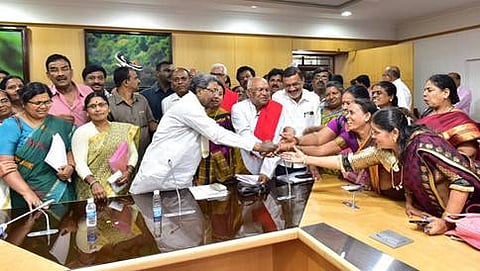 ಅಂಗನವಾಡಿ ಕಾರ್ಯಕರ್ತೆಯರ ಬೇಡಿಕೆಗಳನ್ನು ಈಡೇರಿಸಿದ ಮುಖ್ಯಮಂತ್ರಿ ಸಿದ್ದರಾಮಯ್ಯ ಅವರನ್ನು  ಅಂಗನವಾಡಿ ಕಾರ್ಯಕರ್ತೆಯರ ಒಕ್ಕೂಟದ ಸದಸ್ಯರು ಅಭಿನಂದಿಸಿದ ಕ್ಷಣ.