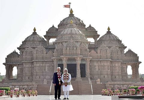 ಭಾರತ ಪ್ರವಾಸದಲ್ಲಿರುವ ಆಸ್ಟ್ರೇಲಿಯಾ ಪ್ರಧಾನಿ ಮಾಲ್ಕಂ ಟರ್ನ್ಬುಲ್ ಹಾಗೂ ಪ್ರಧಾನಿ ನರೇಂದ್ರ ಮೋದಿ ಅವರು ದೆಹಲಿಯಲ್ಲಿರುವ ಅಕ್ಷರಧಾಮ್ ದೇವಸ್ಥಾನಕ್ಕೆ ಭೇಟಿ ನೀಡಿದರು. 