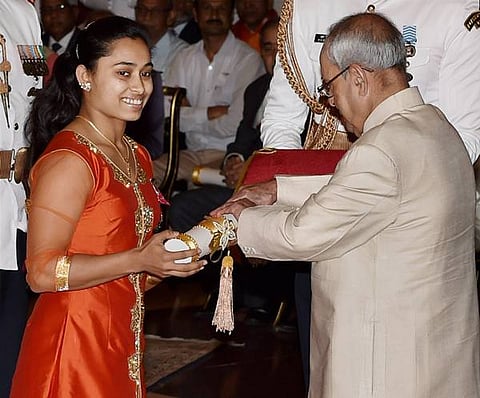 ಜಿಮ್ನಾಸ್ಟಿಕ್ ಪಟು ದೀಪಾ ಕರ್ಮಾಕರ್, ಕುಸ್ತಿಪಟು ಸಾಕ್ಷಿ ಮಲ್ಲಿಕ್ ಹಾಗೂ ಗಾಯಕ ಕೆ.ಜೆ.ಯೇಸುದಾಸ್ ಸೇರಿದಂತೆ ವಿವಿಧ ಕ್ಷೇತ್ರಗಳಲ್ಲಿ ಸಾಧನೆ ಮಾಡಿದ ಹಲವು ಗಣ್ಯರಿಗೆ ರಾಷ್ಟ್ರಪತಿ ಪ್ರಣಬ್ ಮುಖರ್ಜಿ ಅವರು ಗುರುವಾರ ರಾಷ್ಟ್ರಪತಿ ಭವನದಲ್ಲಿ 2017ನೇ ಸಾಲಿನ ಪದ್ಮ, ಪದ್ಮಶ್ರೀ ಹಾಗೂ ಪದ್ಮವಿಭೂಷಣ ಪ್ರಶಸ್ತಿಗಳನ್ನು 