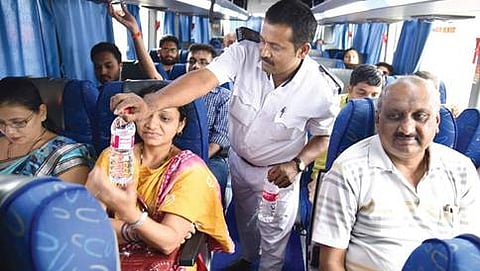 ಪ್ರಯಾಣಿಕರಿಗೆ ನೀರು ವಿತರಿಸುತ್ತಿರುವ ನಿರ್ವಾಹಕ