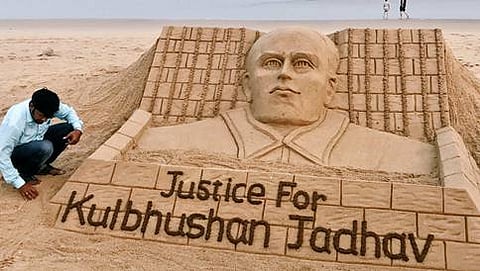 ಖ್ಯಾತ ಮರಳು ಶಿಲ್ಪ ಕಲಾವಿದ ಸುದರ್ಶನ್ ಪಟ್ನಾಯಕ್ ಅವರು ತಮ್ಮ ಕಲಾಕೃತಿಯನ್ನು ಕುಲಭೂಷಣ್ ಜಾಧವ್ ಗೆ ಅರ್ಪಿಸಿದ್ದಾರೆ.