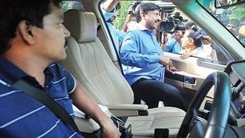 ವಿಚಾರಣೆಗೆ ಹಾಜರಾದ ಬಳಿಕ ಹಿಂತಿರುಗುತ್ತಿರುವ ಜನಾರ್ದನ ರೆಡ್ಡಿ