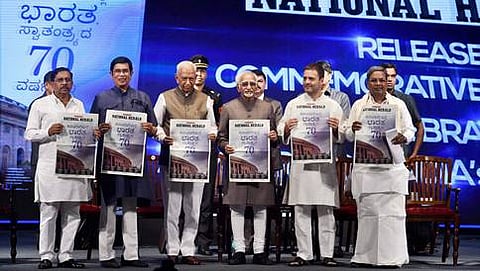 ಕಾಂಗ್ರೆಸ್ ಉಪಾಧ್ಯಕ್ಷ ರಾಹುಲ್ ಗಾಂಧಿಯವರು ಪತ್ರಿಕೆ ಬಿಡುಗಡೆ ಮಾಡುತ್ತಿರುವುದು