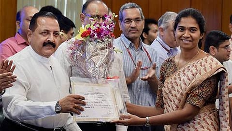 ನಂದಿನಿ ಕೆ.ಆರ್ ಅವರನ್ನು ಅಭಿನಂದಿಸುತ್ತಿರುವ ಸಚಿವರು