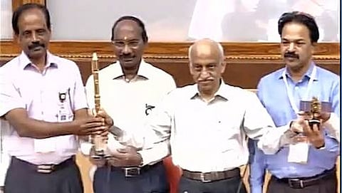 ಇಸ್ರೊ ಅಧ್ಯಕ್ಷ ಎ.ಎಸ್.ಕಿರಣ್ ಕುಮಾರ್ ತಮ್ಮ ತಂಡದೊಂದಿಗೆ