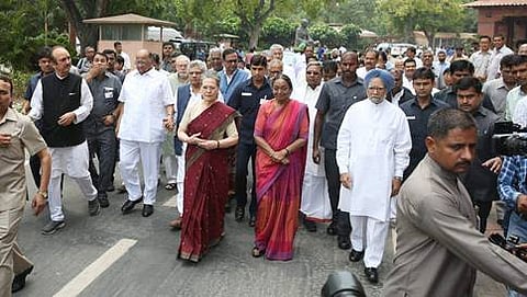ನಾಮಪತ್ರ ಸಲ್ಲಿಕೆಗೆ ತೆರಳುತ್ತಿರುವ ಮೀರಾ ಕುಮಾರ್ ಅವರೊಂದಿಗೆ ವಿರೋಧ ಪಕ್ಷಗಳ ನಾಯಕರು