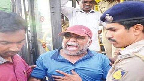ಟೌನ್ ಹಾಲ್ ಬಳಿ ಪ್ರತಿಭಟನೆ ನಡೆಸುತ್ತಿದ್ದ ಪ್ರತಿಭಟನಾಕಾರನನ್ನು ವಶಕ್ಕೆ ಪಡೆದುಕೊಳ್ಳುತ್ತಿರುವ ಪೊಲೀಸರು