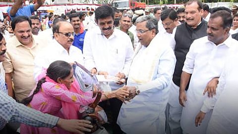 ವಾಹನದ ಕೀ ಹಸ್ತಾಂತರಿಸುತ್ತಿರುವ ಸಿಎಂ