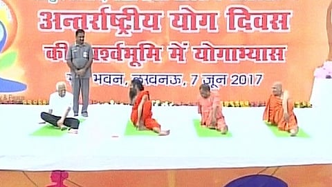 ಬಾಬಾ ರಾಮ್ ದೇವ್, ಯೋಗಿ ಆದಿತ್ಯನಾಥ್ ಯೋಗ ಪ್ರದರ್ಶನ