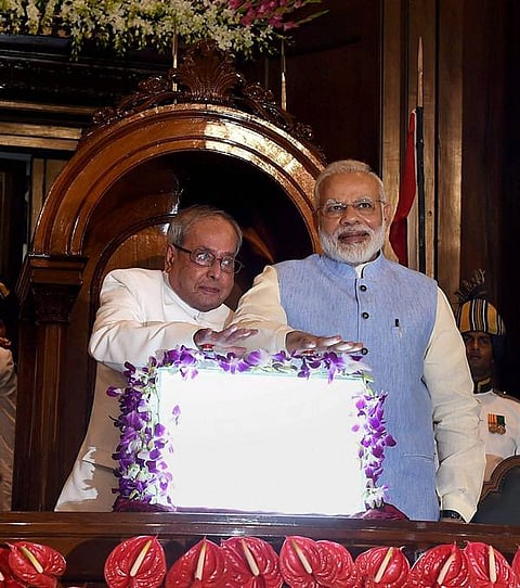 ಜೂನ್30 ರ ಮಧ್ಯರಾತ್ರಿ ನಡೆದ ಸಂಸತ್ ವಿಶೇಷ ಅಧಿವೇಶನ ಐತಿಹಾಸಿಕ ಕ್ಷಣಕ್ಕೆ ಸಾಕ್ಷಿಯಾಗಿತ್ತು. ಭಾರತ ಸರ್ಕಾರದ ಮಹತ್ವಾಕಾಂಕ್ಷಿ ಯೋಜನೆ ಸರಕು ಮತ್ತು ಸೇವಾ ತೆರಿಗೆ(ಜಿಎಸ್ ಟಿ) ರಾಷ್ಟ್ರಪತಿ ಪ್ರಣಬ್ ಮುಖರ್ಜಿ ಮತ್ತು ಪ್ರಧಾನಿ ನರೇಂದ್ರ ಮೋದಿ ಅವರು ಚಾಲನೆ ನೀಡಿದರು. ಈ ವೇಳೆ ಕಾಂಗ್ರೆಸ್ ಹೊರತು ಪಡಿಸಿ ಉಳಿ
