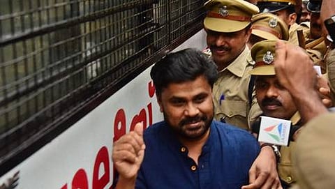 ಅಲುವಾ ಉಪ ಕಾರಾಗೃಹಕ್ಕೆ ನಟ ದಿಲೀಪ್ ರನ್ನು ಕರೆದೊಯ್ಯುತ್ತಿರುವ ಪೊಲೀಸರು